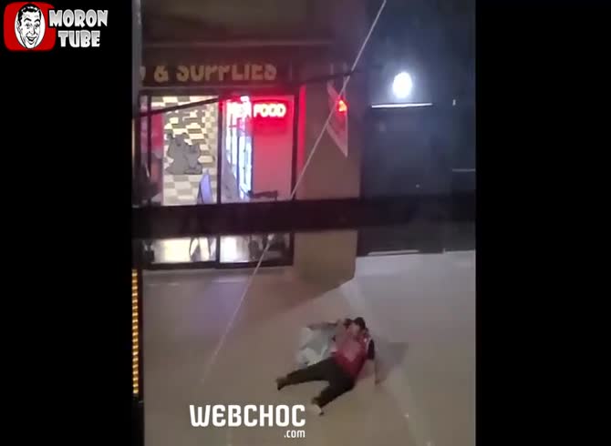 Video :A scum attacks a homeless person for no reason